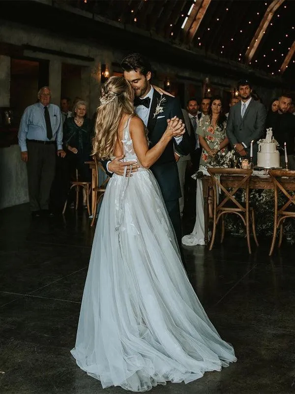 V-neck A-line Beach Wedding Dresses Appliques Tulle Bridal Gowns TN320